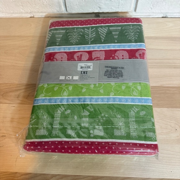 Pretty Christmas Tablecloth 60" x 84" NEW - Picture 2 of 3